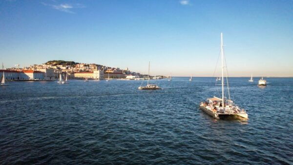 Lisbon: Sunset Catamaran- Music, a Drink & Christmas Lights - Positive Customer Feedback