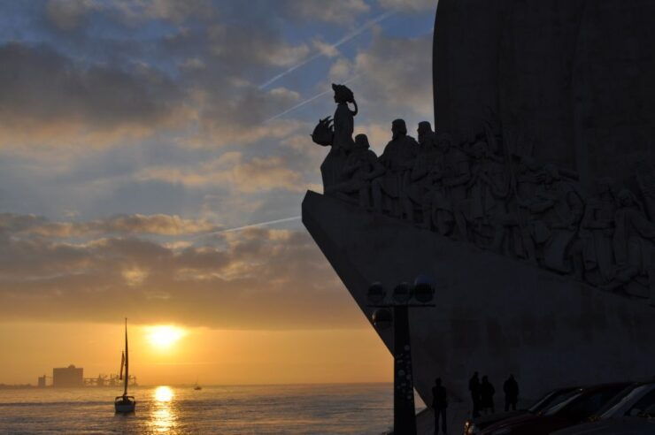 Lisbon: Sunset Cruise on the Tagus River With Welcome Drink - Experience Highlights