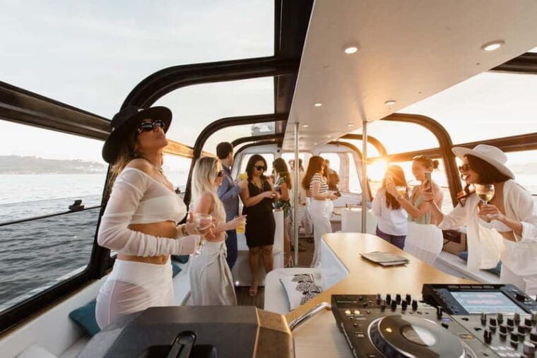 Lisbon: Sunset/Night Boat Party with Open Bar, Snacks & DJ - FAQ