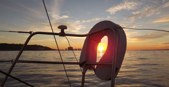 Lisbon: Sunset Tagus River Yacht Cruise With Drink - Meeting Point Information