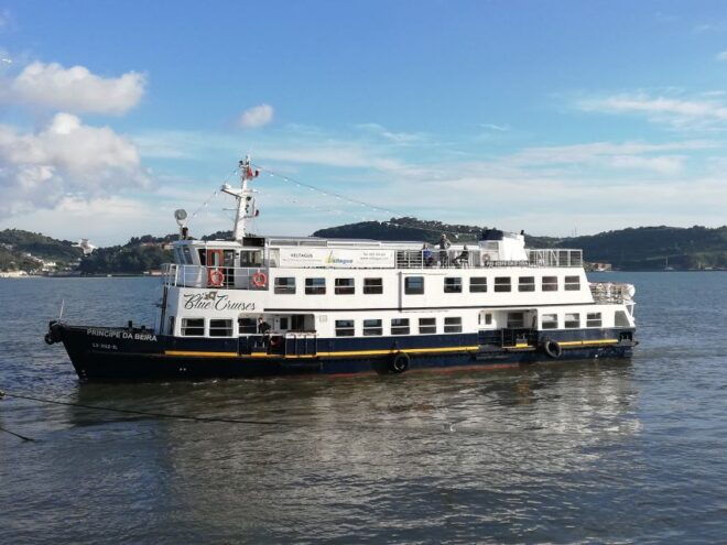 Lisbon: Tagus River Boat Tour With One Drink Included - Full Description