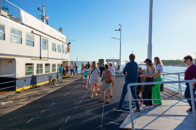 Lisbon: Tagus River Boat Tour With One Drink Included - Inclusions