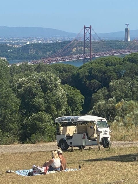 Lisbon: Tuk Tuk Tour With Wine and Tapas Tasting - Activity Highlights