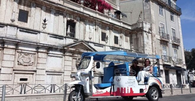 Lisbon: Tuk Tuk Tours With Ginjinha Tasting - Local Guide and Language Options