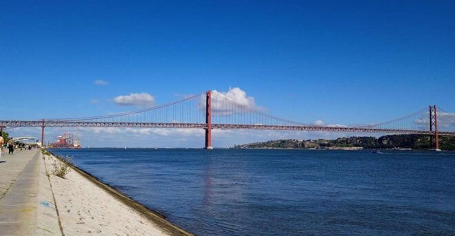 Lisbon Tuktuk Highlights Tour With Food and Wine Tastings - Language Options