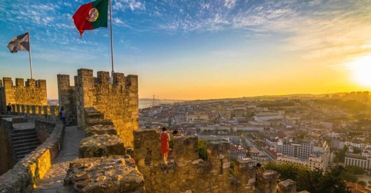 Lisbons Royal Views: Alfama Tour+Castelo De São Jorge Entry - Itinerary Highlights