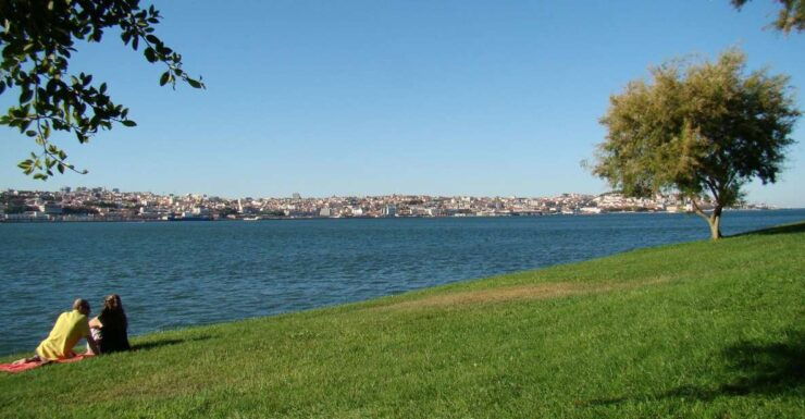 Lisbon's South Side, River Tejo & 3-Hour Walking Tour - Experience Highlights
