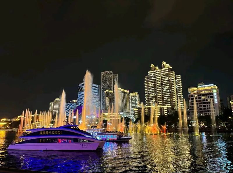 Liujiang River Night Cruise 1-Hour Group Boat Tour - Choosing a departure and getting aboard