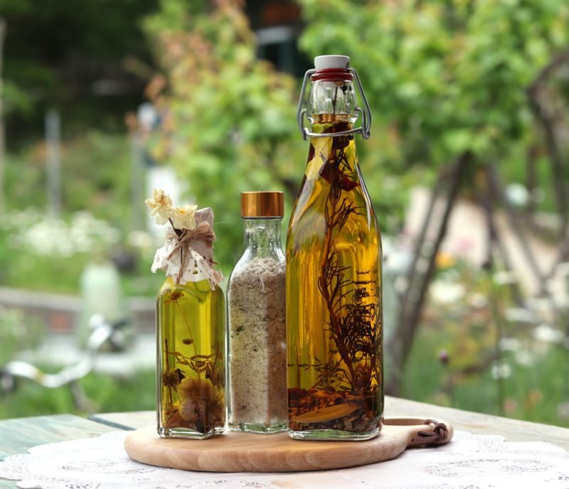 Live Like a Local: Herbal Oil Workshop & Farm Lunch - A farm lunch with lotus-leaf rice