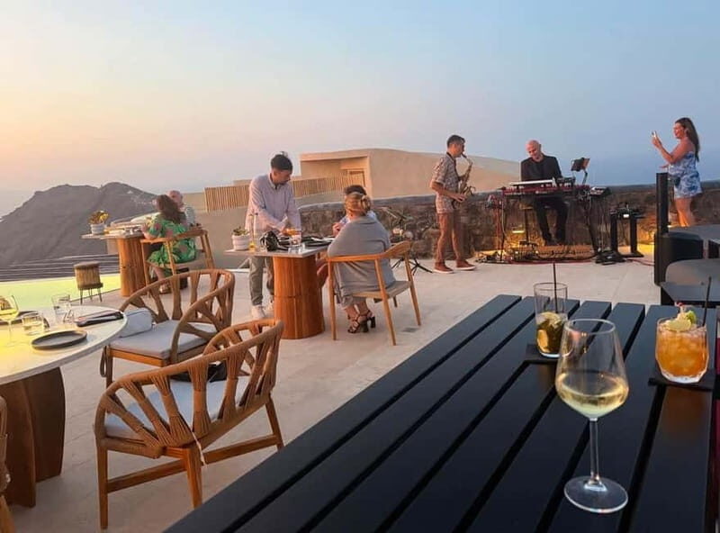 Live Music Dinner with Sunset and Caldera Views - Seating, Timing, and Accessibility