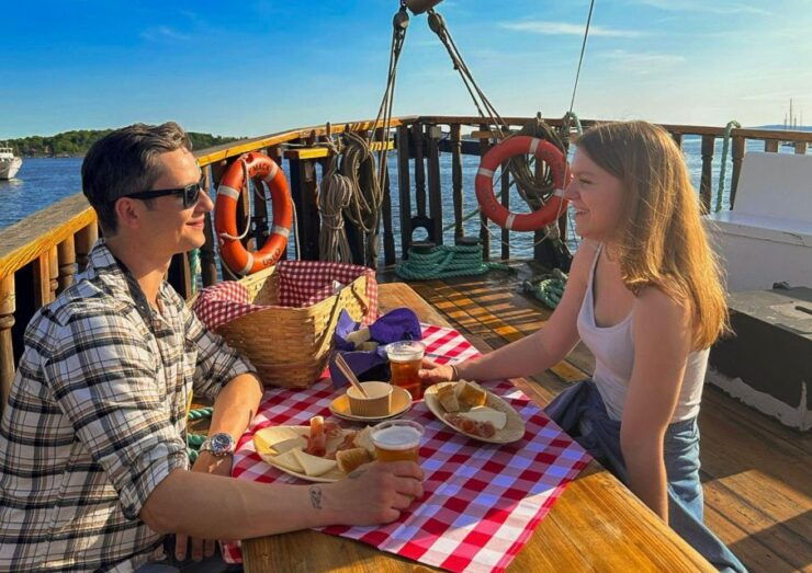 Live Music Sing-Along Cruise With Picnic Basket - Good To Know