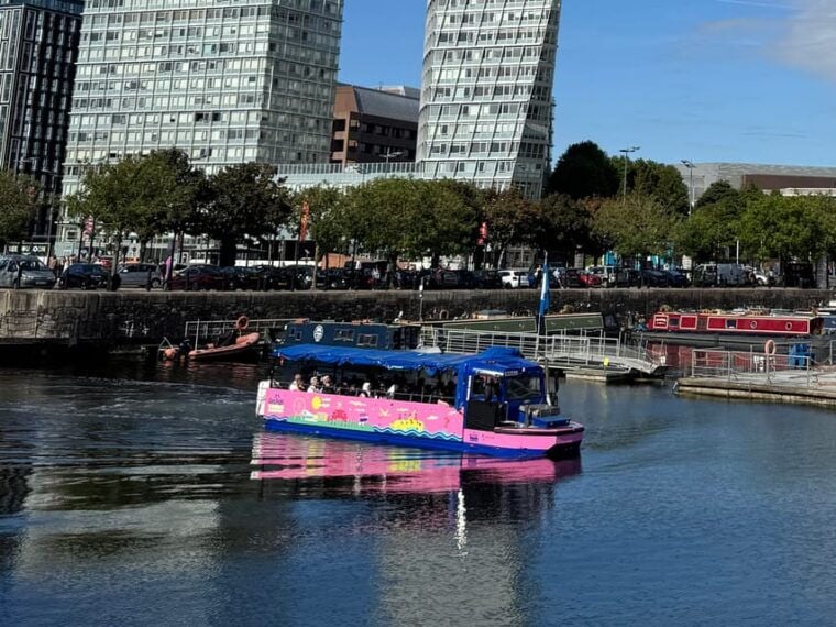 Liverpool: Amphibious Tour and Royal Albert Dock Splashdown - Guides and Commentary  