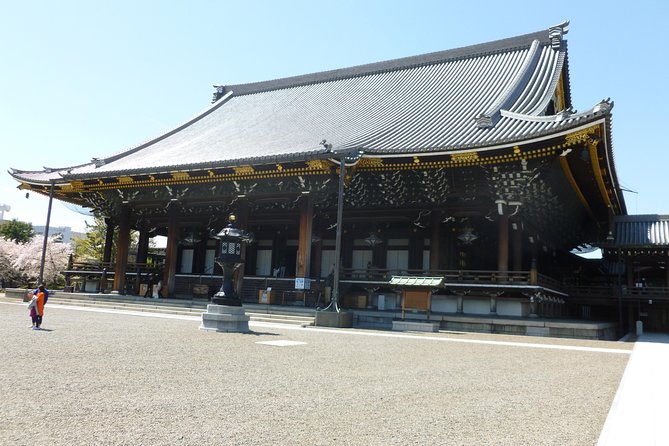 Living Buddhism - Buddhist Practices and Rituals