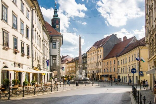 Ljubljana: 2.5h Walking Tour With Local Guide - Booking and Cancellation