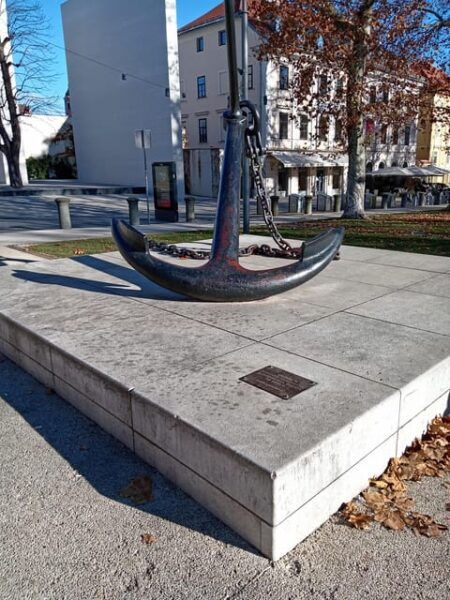 Ljubljana: Wonderful Fun Tour Experience Time/History. - Crossing Calzolaio Bridge