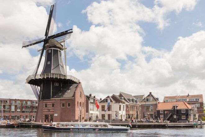 Local Cheese and Wine Cruise Through Haarlem - Onboard Experience