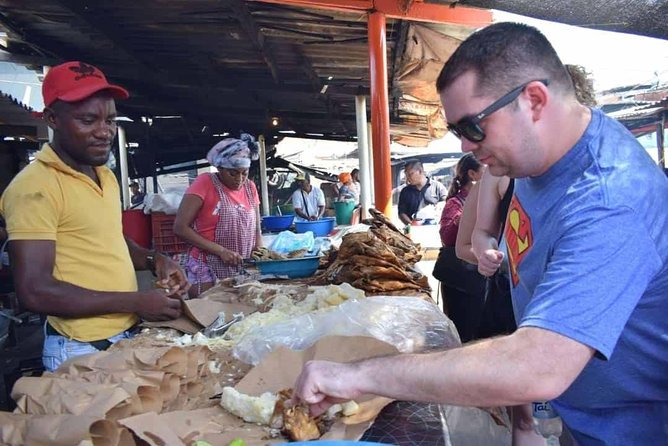 Local Immersion in the Bazurto Market - Cultural Insights