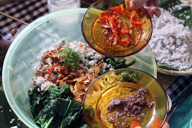 Local Market Tour and Traditional Balinese Cooking Class With a Family in Ubud - Join a Local Host on a Daily Market Tour