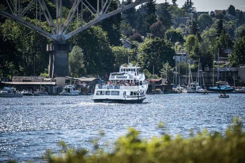 Locks Cruise from Seattle Waterfront with Live Narration - How the narration shapes the trip