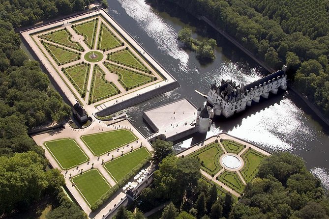 Loire Castles : Chenonceau, Cheverny, Chambord Guided Tour From Paris by Minivan - Tour Highlights