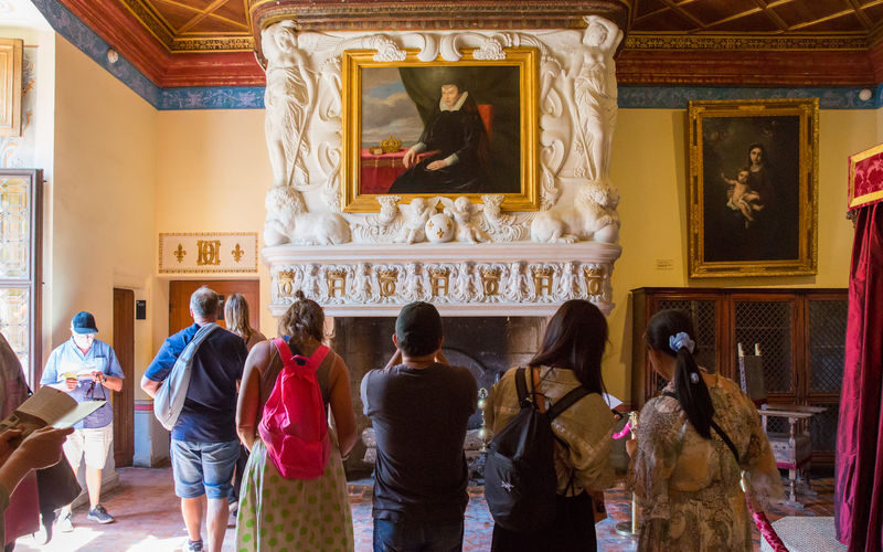 Loire Valley Castles Guided Tour - Choosing a guide or exploring on your own