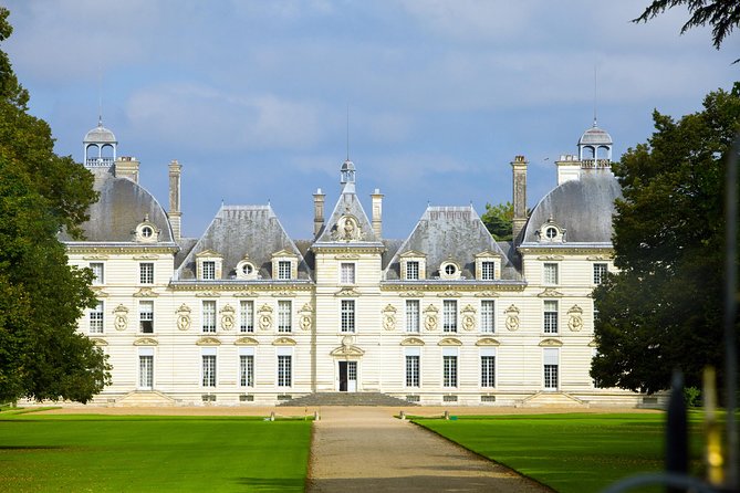 LOIRE VALLEY: Private Day-Trip to Visit Chambord, Cheverny and Chenonceau - Chenonceau: Waterfront Splendor