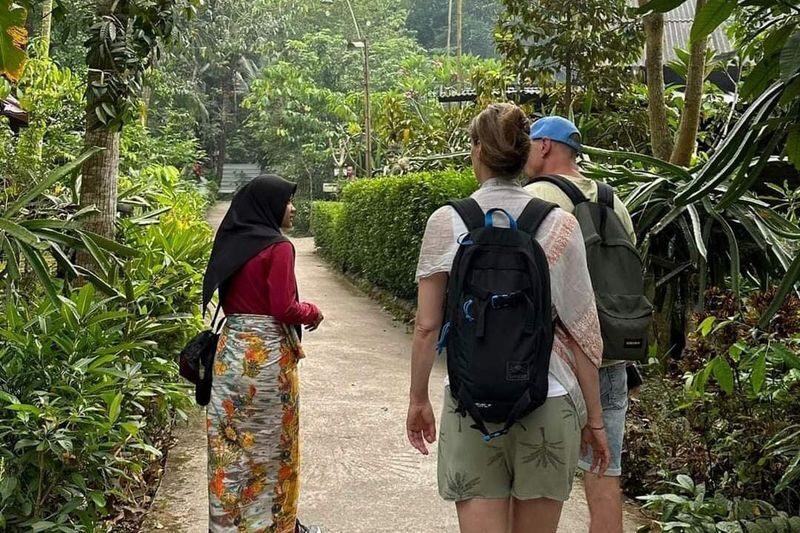 Lombok Local Village Tour & Workshop | Multilingual Guide - Spending the late morning making herbal drinks