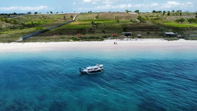 Lombok Pink Beach & Gili Islands Full-Day Private Tour - Pink Beach: lovely shore, subtle color