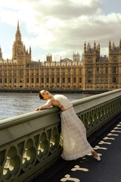 London: 1980s-Inspired Photoshoot at Iconic Landmarks - Exploring the 1980s London Photoshoot: An Authentic Blend of Sightseeing and Nostalgia