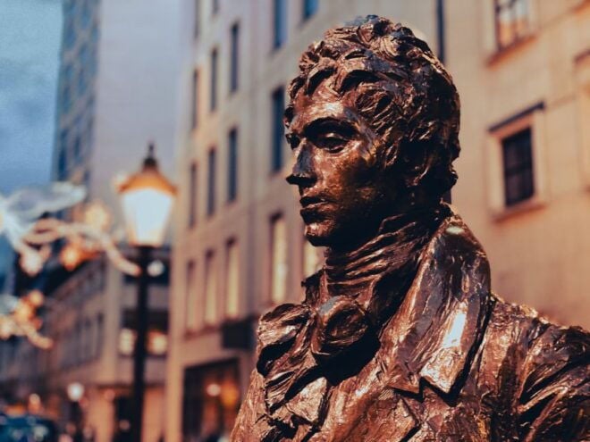 London: 7 Secrets of Christmas With a Writer - A Knowledgeable Guide and Helpful Reviews