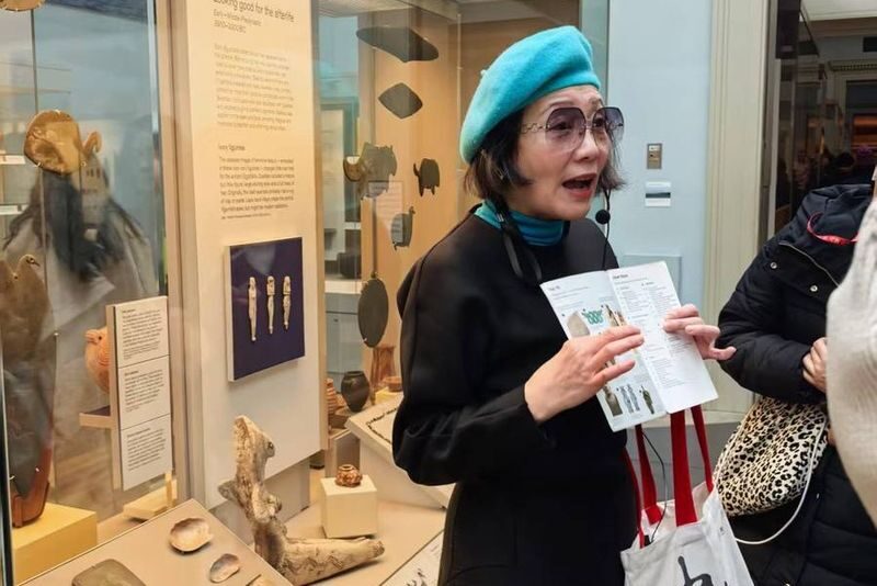London British Museum with Chinese-Guided Tour - A guide makes the objects easier to read