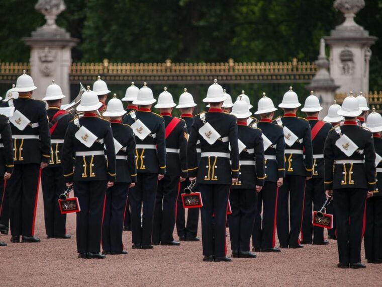 London: Buckingham Palace and Changing of the Guards Tour - Insights and Stories