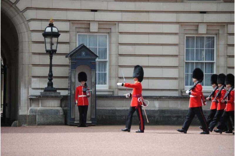 London: Buckingham Palace and Tea at The Clermont Hotel - FAQ