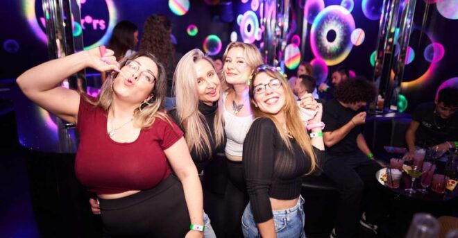 London: Camden Pub Crawl With Drinks - Socialize and Make New Friends