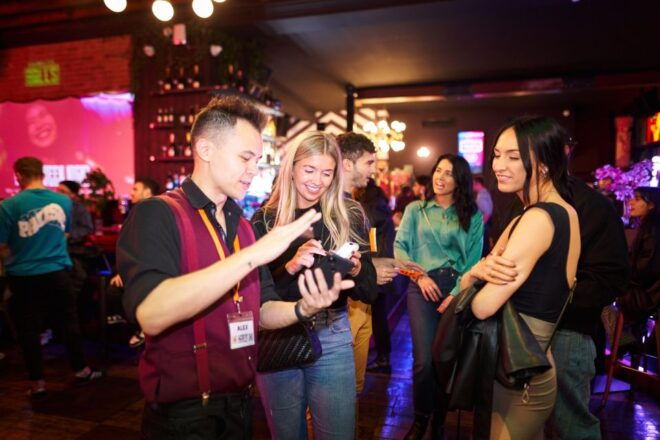 London: Camden Pub Crawl With Drinks - Capture Memorable Photos of Your Night Out