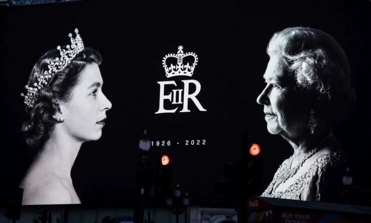 London: Changing of the Guard & Buckingham Palace Ticket - Experience Details