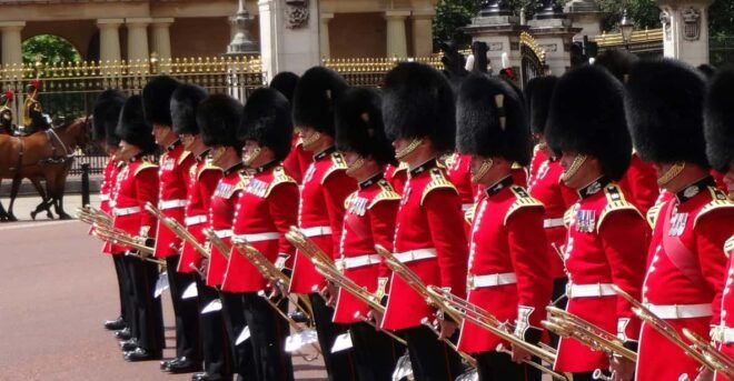 London: Changing of the Guard Experience and Landmarks Tour - Tour Languages and Cancellation Policy