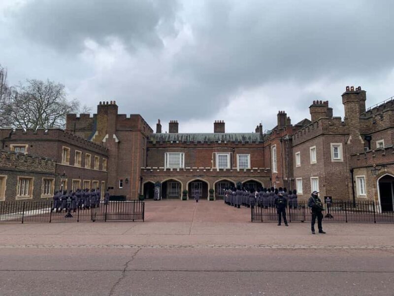 London: Changing of the Guard Experience with a Historian - FAQ