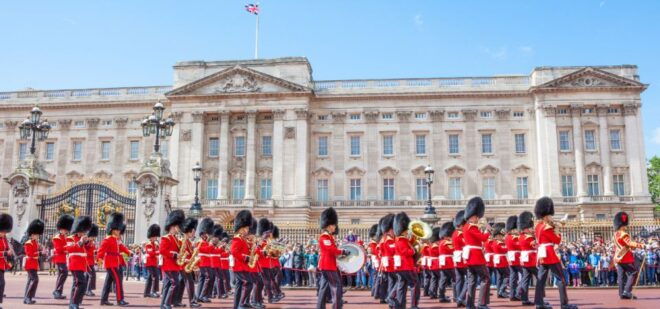 London: Changing of the Guard Self Guided Walking Tour - Transportation and Meeting Point