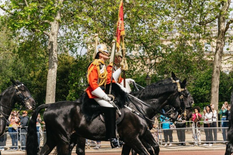 London: Changing of the Guard Tour by Buckingham Palace - Good To Know
