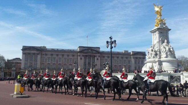 London: Changing of the Guard Walking Tour - Selecting Participants and Date