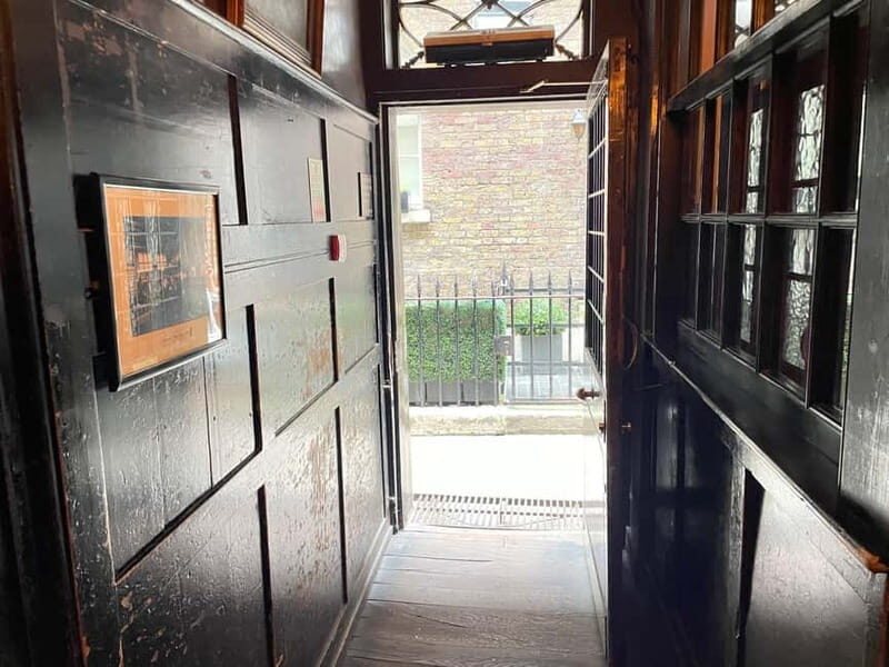 London: Charles Dickens Walking Tour for Small Groups - Pubs and Residences