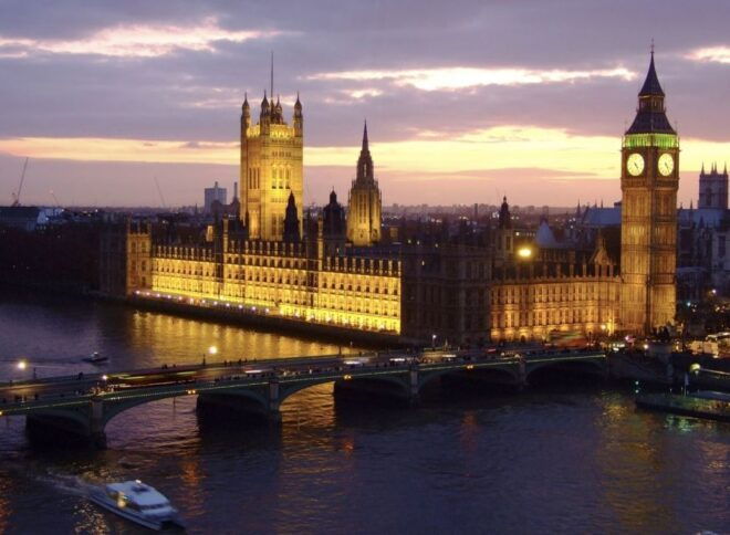 London: Christmas Eve City Tour With Dinner & Midnight Mass - Discover Iconic Landmarks Illuminated for the Holidays
