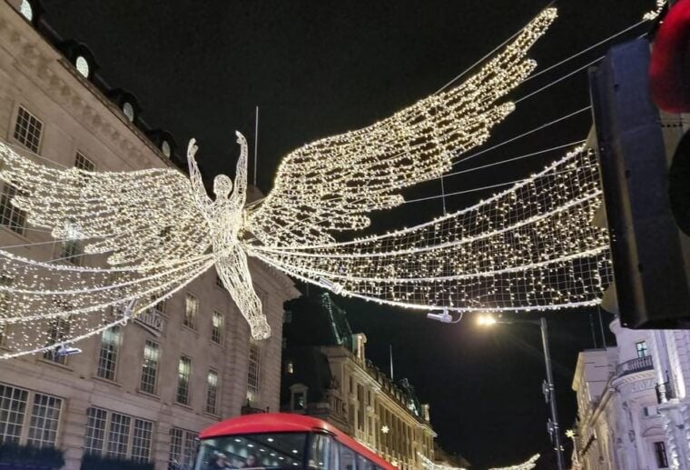 London: Christmas Lights Guided Walking Tour - Walking the Itinerary in Detail