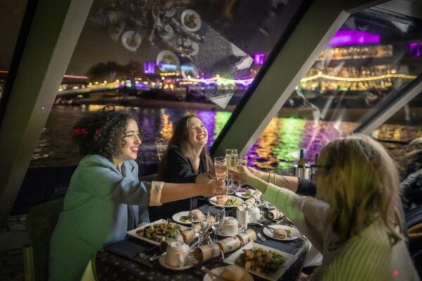London: Christmas Party Dinner Cruise - Entertainment and Music