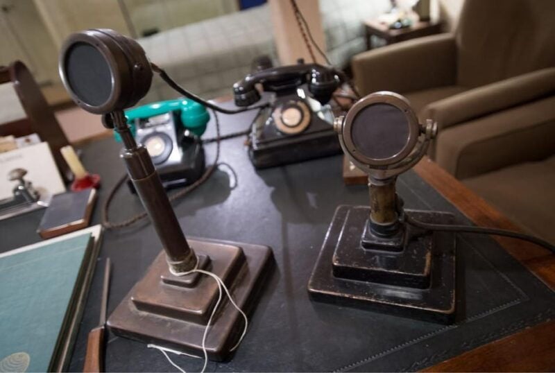 London: Churchill War Rooms Ticket & Political London Audio - Exploring the Churchill War Rooms: A Peek into the Past