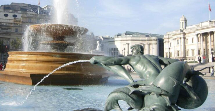 London: Famous Landmarks of the City by Car - Buckingham Palace: Royalty in Residence