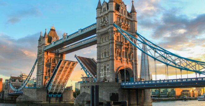 London: First Profiler - Outdoor Escape Game - Engaging Escape Game