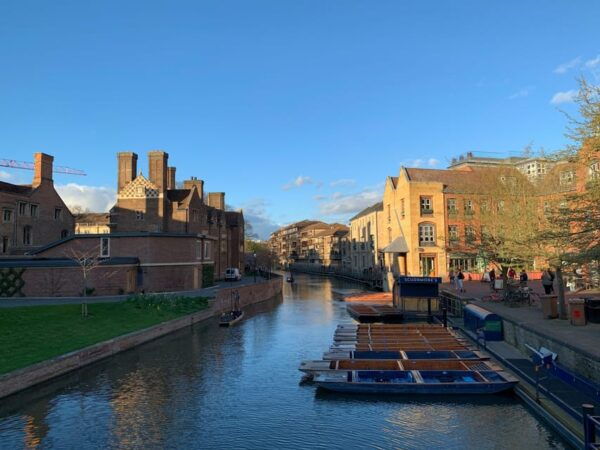 London: Guided Tour of Cambridge - Sedan - Inclusions and Amenities