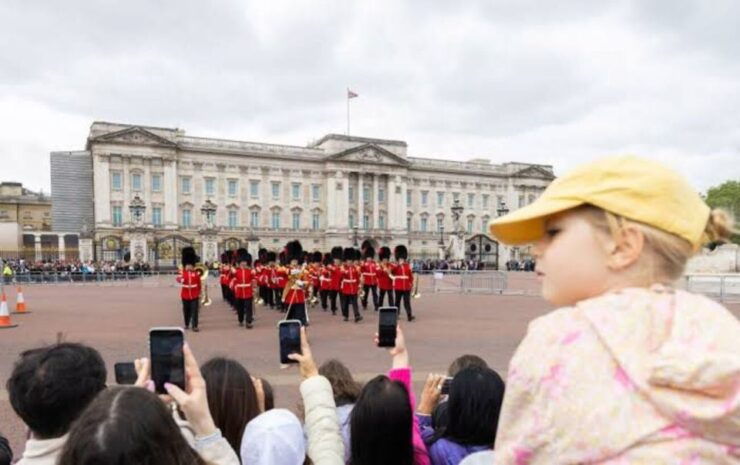 London: Guided Walking Tour With Changing of the Guard - Experience